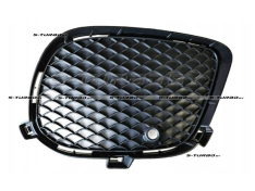 Решетка в бампер (правая) с отв. под парктроник