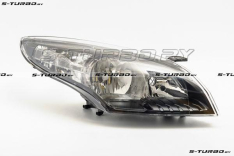 Передняя фара (правая) темная, без функции углового освещения