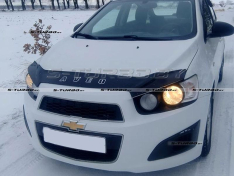 Дефлектор капота