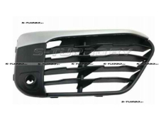 Решетка в бампер (правая) открытая, с серебряной накладкой, с отв. под парктроник