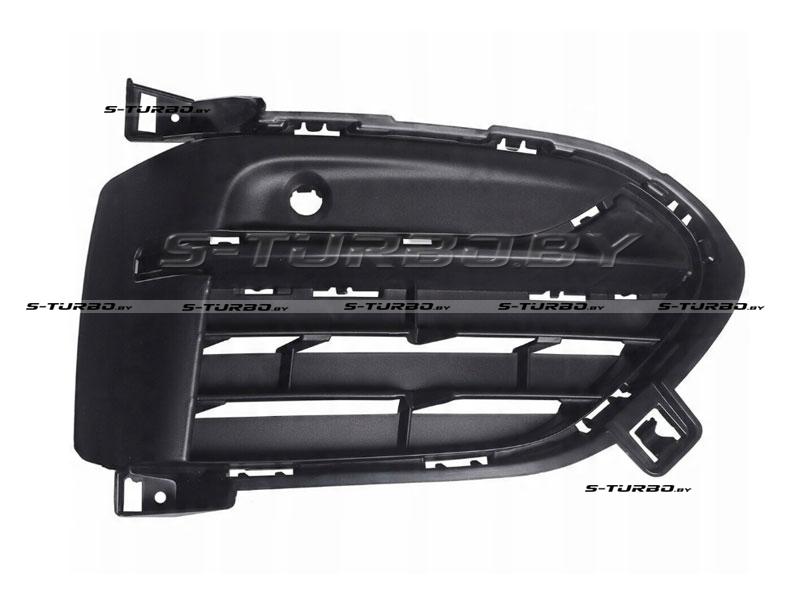 Решетка в бампер (правая) с отв. под парктроник