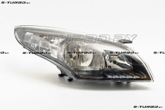 Передняя фара (правая) темная, без функции углового освещения