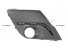 Решетка в бампер (правая) c отв. под противотуманку, для версии с фарами дневного света