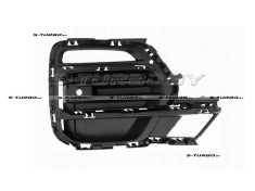 Решетка в бампер (правая) с отв. под парктроник