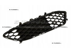 Решетка в бампер (правая) без отв. под противотуманку, с отв. под парктроник