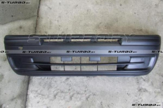 Бампер передний (черный) версия с цельными молдингами и центральной решеткой