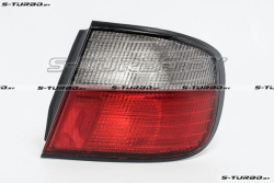 Задний фонарь (правый) наружный, с белым матовым поворотом