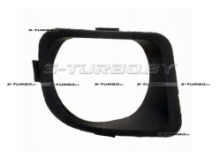 Решетка в бампер (правая) c отв. под противотуманку