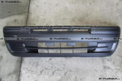 Бампер передний (черный) версия с цельными молдингами и центральной решеткой