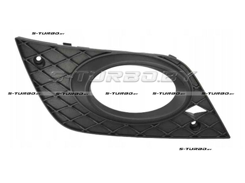 Решетка в бампер (правая) с отв. под противотуманку, для версии с lighting package