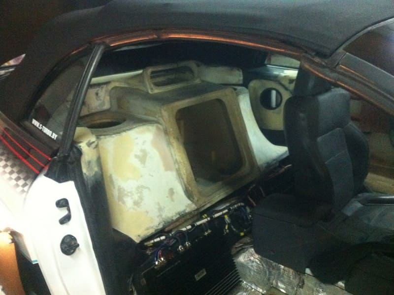 Вид внутри автомобиля задний ряд