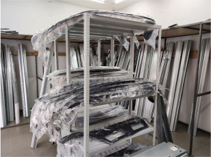 Стеллажи с порогами и арками на складе